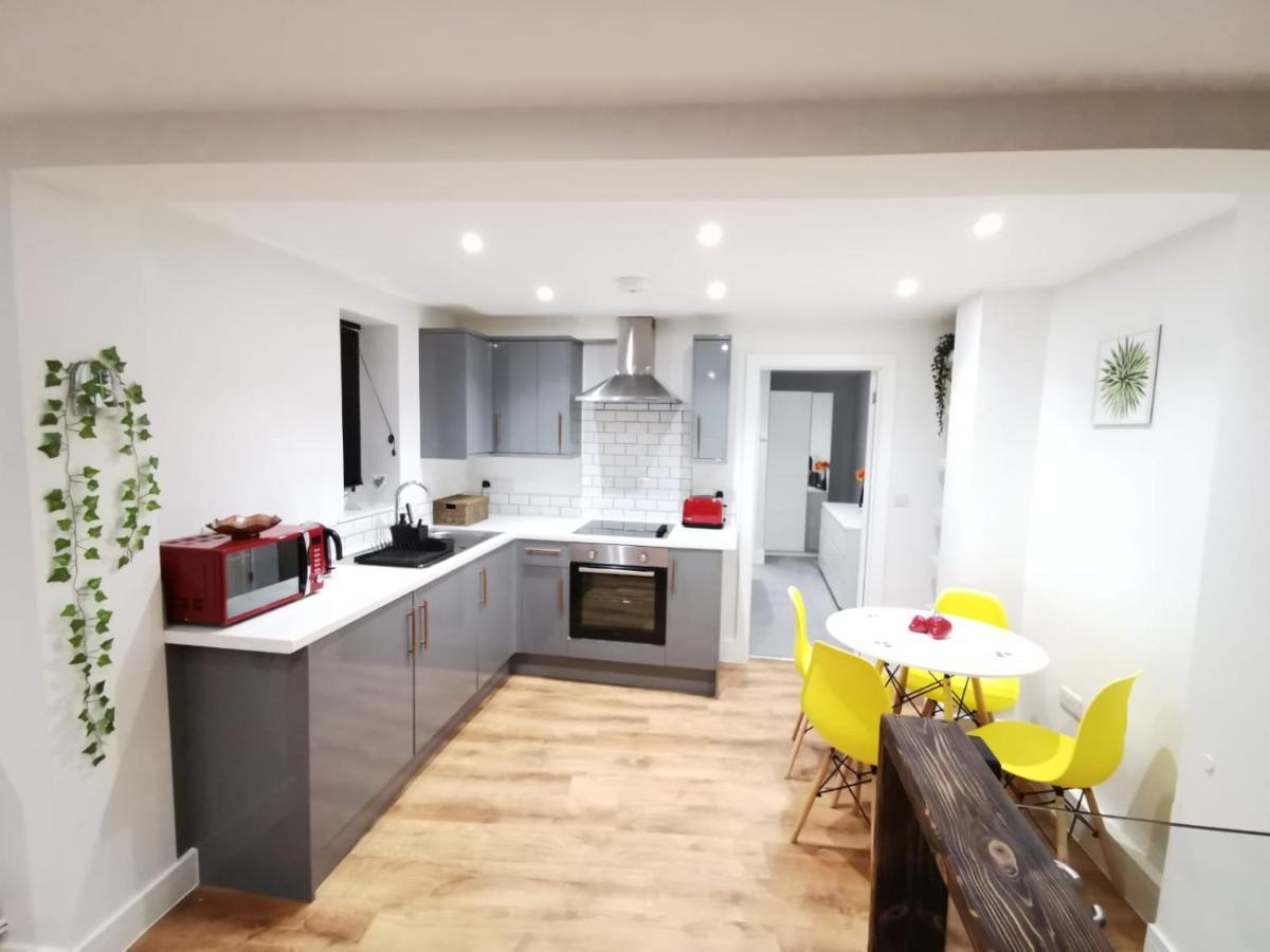 4 Sleeps And Travel Cot- Close To And Restaurants Appartement Bornemouth