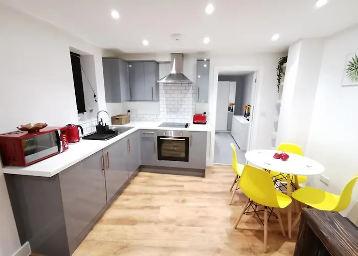 4 Sleeps And Travel Cot- Close To Beach And Restaurants